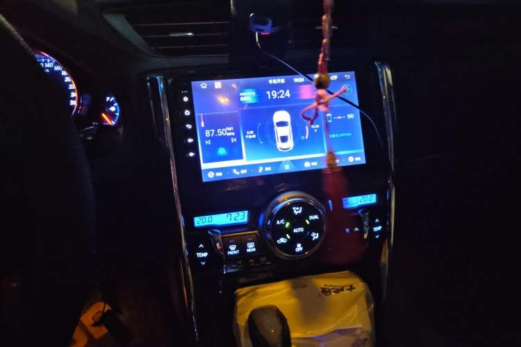 Used Toyota Reiz 2013 2.5V Elite Edition Audio And AC Panel
