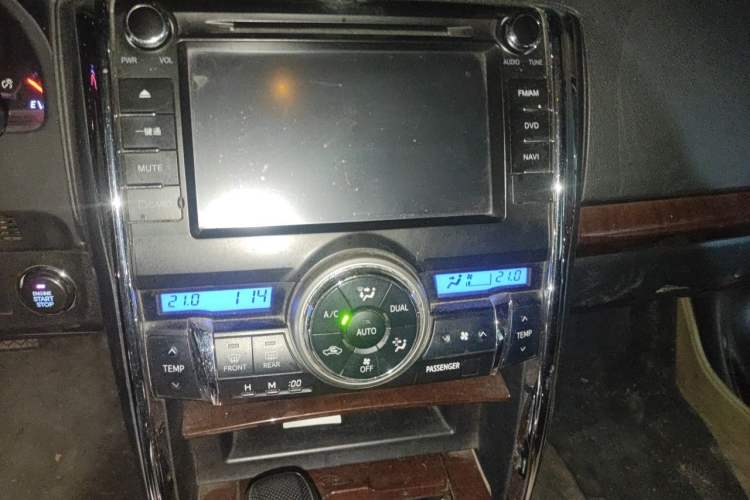 Used Toyota Reiz 2013 2.5V Supreme Edition Audio And AC Panel