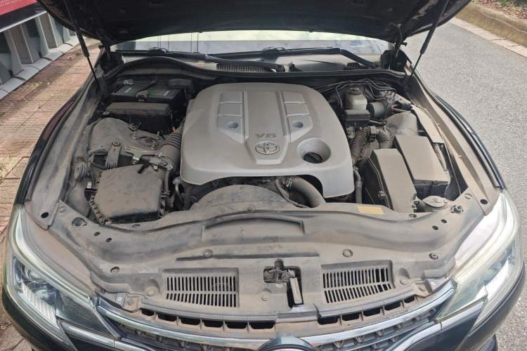 Used Toyota Reiz 2013 2.5V Elite Edition Engine Bay