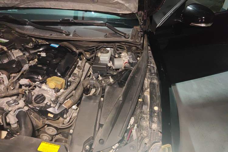 Used Toyota Reiz 2013 2.5V Elite Edition Engine Bay Left