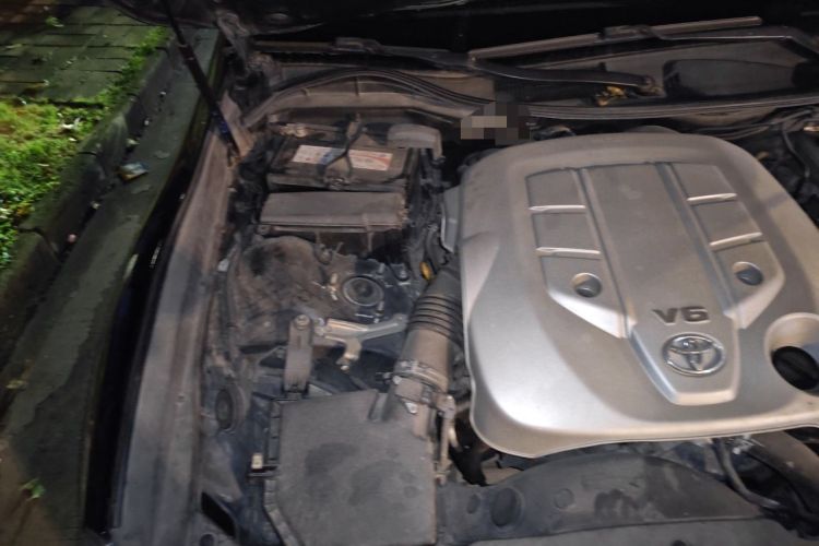 Used Toyota Reiz 2013 2.5V Elite Edition Engine Bay Right