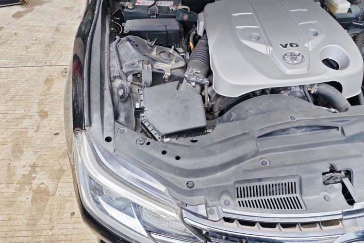 Used Toyota Reiz 2013 2.5S Elite Edition Engine Bay Right
