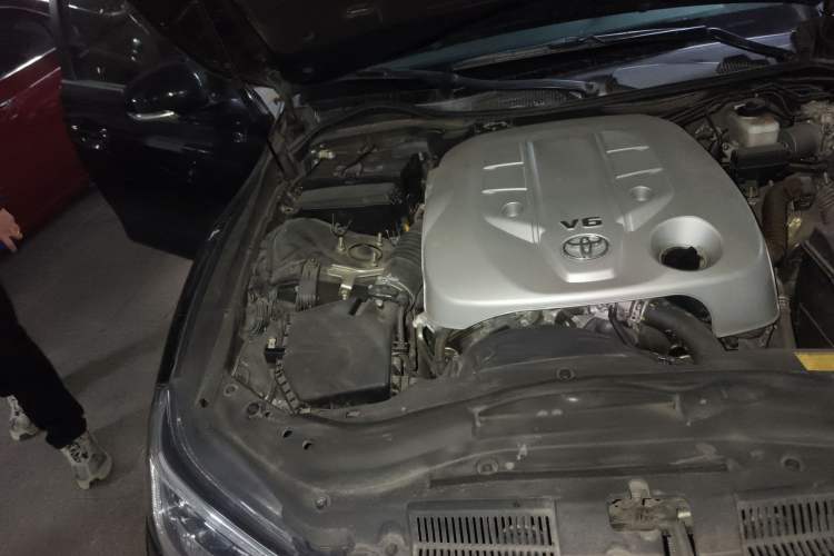 Used Toyota Reiz 2013 2.5V Elite Edition Engine Bay Right