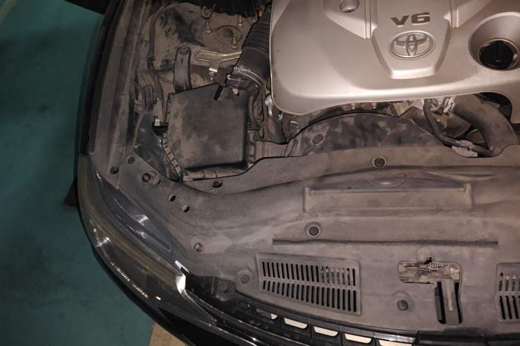 Used Toyota Reiz 2013 2.5S Elite Edition Engine Bay Right