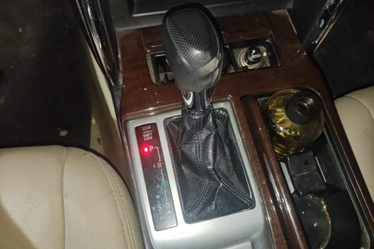 Used Toyota Reiz 2013 2.5V Supreme Edition Gear Lever