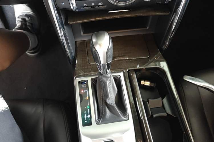 Used Toyota Reiz 2013 2.5V Elite Edition Gear Lever