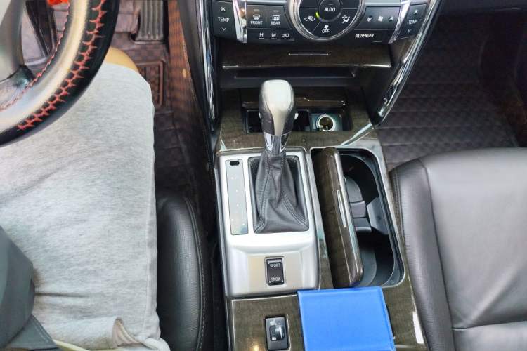 Used Toyota Reiz 2013 2.5V Elite Edition Gear Lever