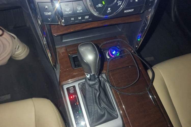 Used Toyota Reiz 2013 2.5V Elite Edition Gear Lever