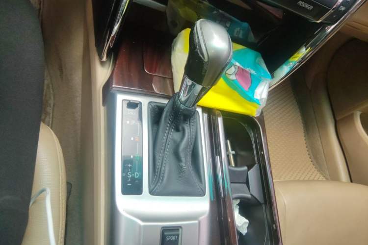 Used Toyota Reiz 2013 2.5V Elite Edition Gear Lever