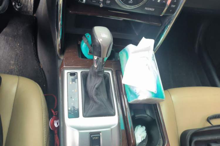 Used Toyota Reiz 2013 2.5V Elite Edition Gear Lever