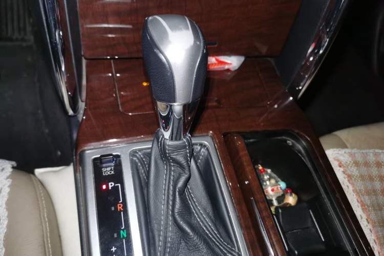 Used Toyota Reiz 2013 2.5V Supreme Edition Gear Lever