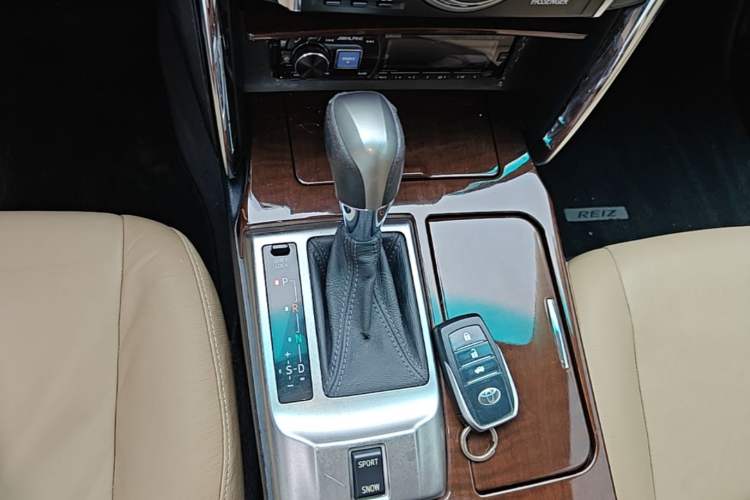 Used Toyota Reiz 2013 2.5V Elite Edition Gear Lever