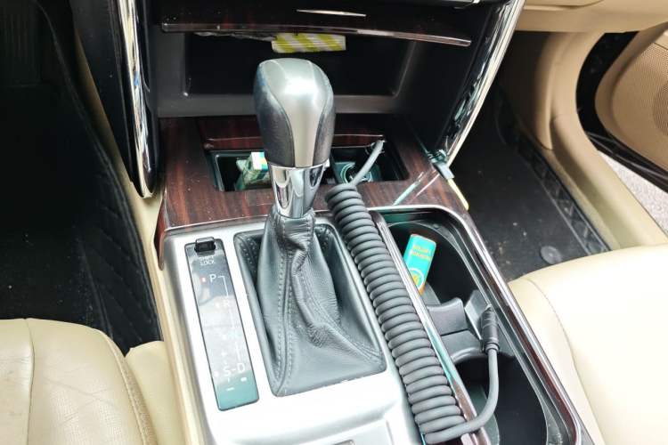 Used Toyota Reiz 2013 2.5V Elite Edition Gear Lever