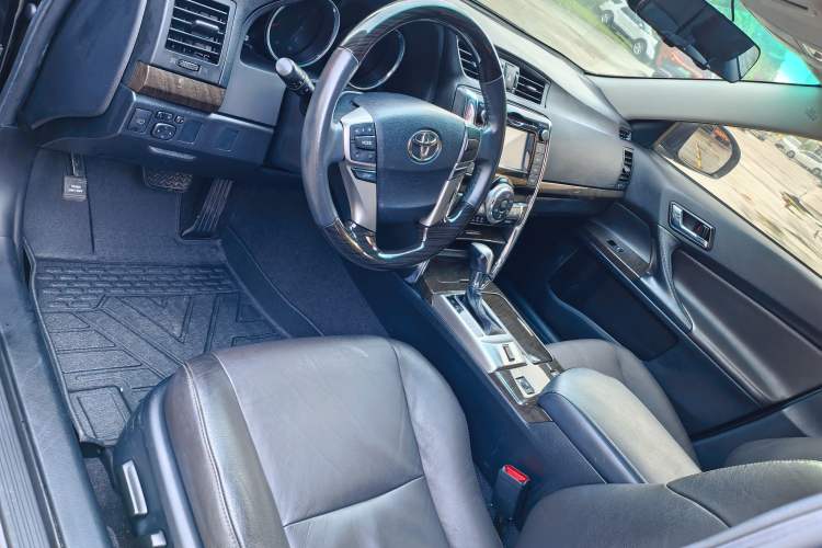 Used Toyota Reiz 2013 2.5V Elite Edition Interior 3