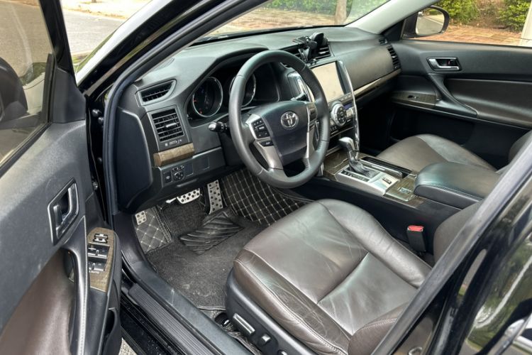 Used Toyota Reiz 2013 2.5V Elite Edition Interior 3