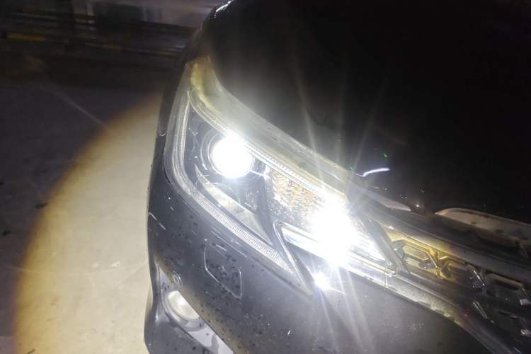 Used Toyota Reiz 2013 2.5V Elite Edition Right Front Headlight