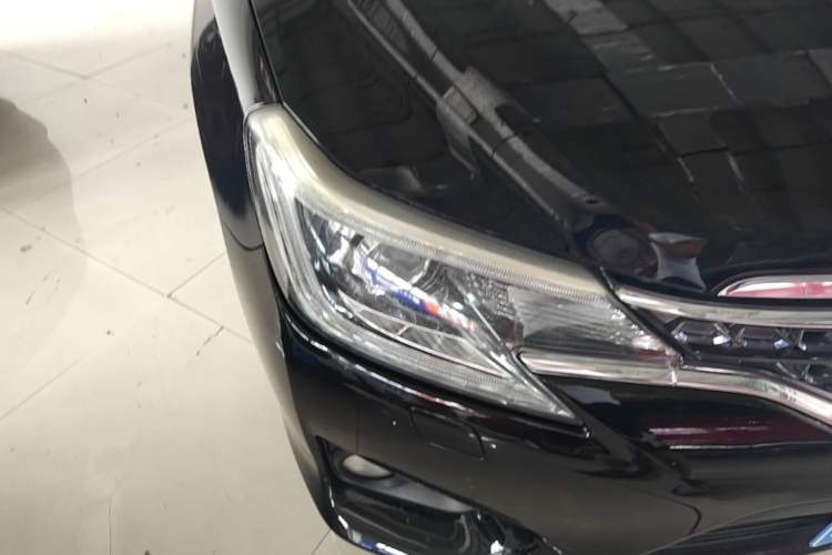 Used Toyota Reiz 2013 2.5V Elite Edition Right Front Headlight