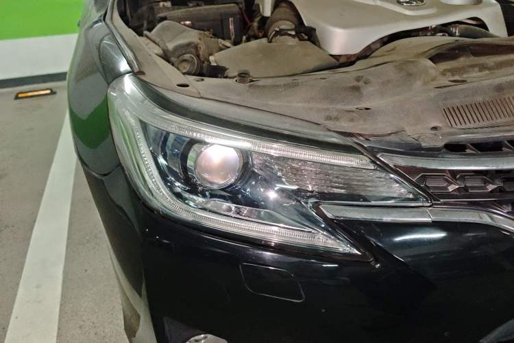 Used Toyota Reiz 2013 2.5V Elite Edition Right Front Headlight