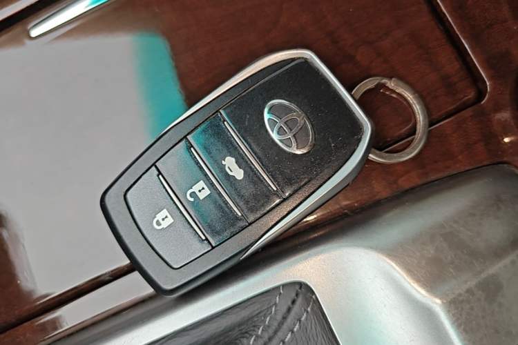 Used Toyota Reiz 2013 2.5V Elite Edition Vehicle Key