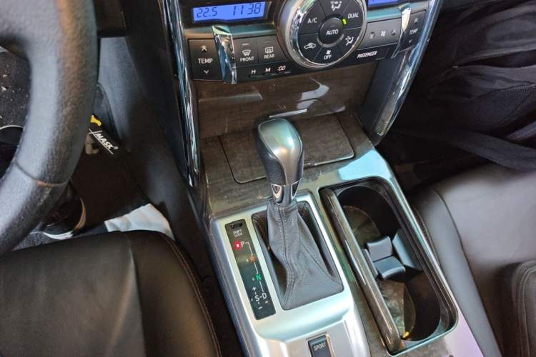 Used Toyota Reiz 2013 2.5V Elite Edition Gear Lever