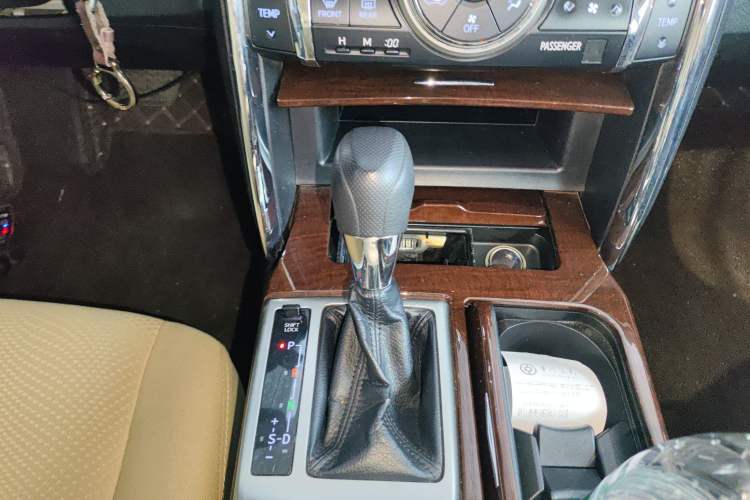 Used Toyota Reiz 2013 2.5S Elite Edition Gear Lever
