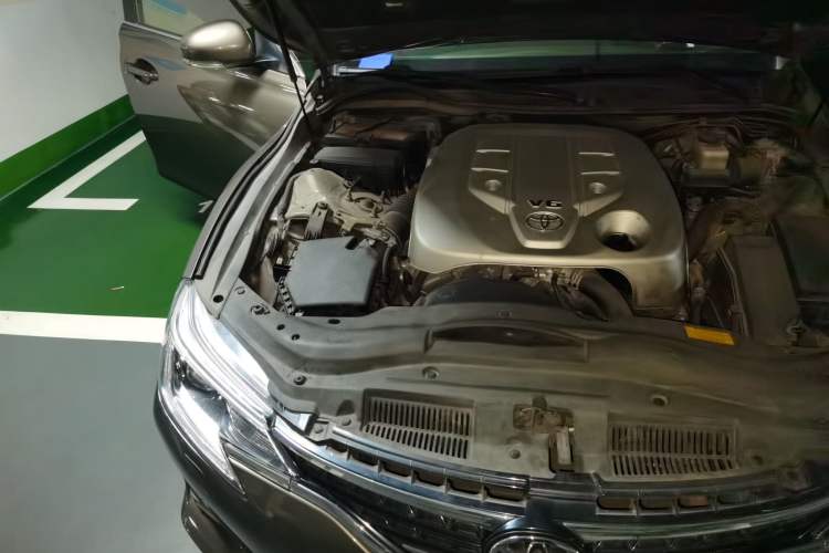 Used Toyota Reiz 2013 2.5S Elite Edition Engine Bay Right
