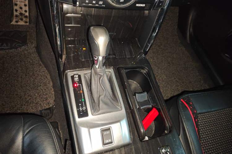 Used Toyota Reiz 2013 2.5V Elite Edition Gear Lever