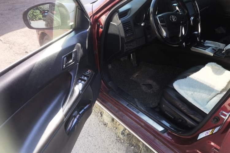 Used Toyota Reiz 2013 2.5V Supreme Edition Driver Seat