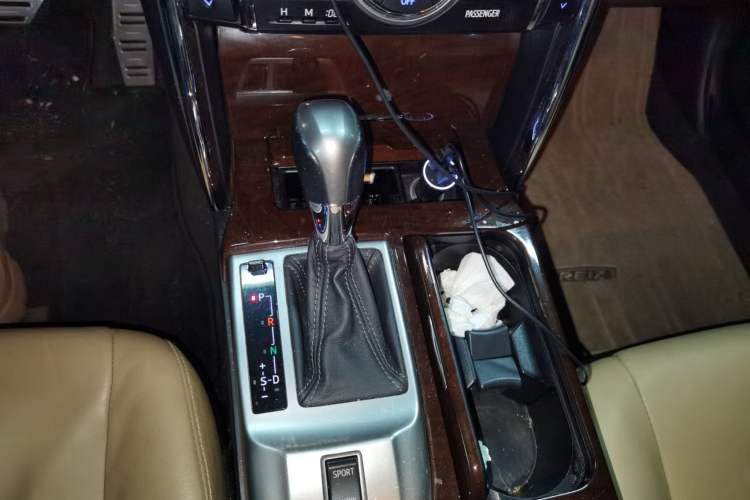 Used Toyota Reiz 2013 2.5V Supreme Edition Gear Lever