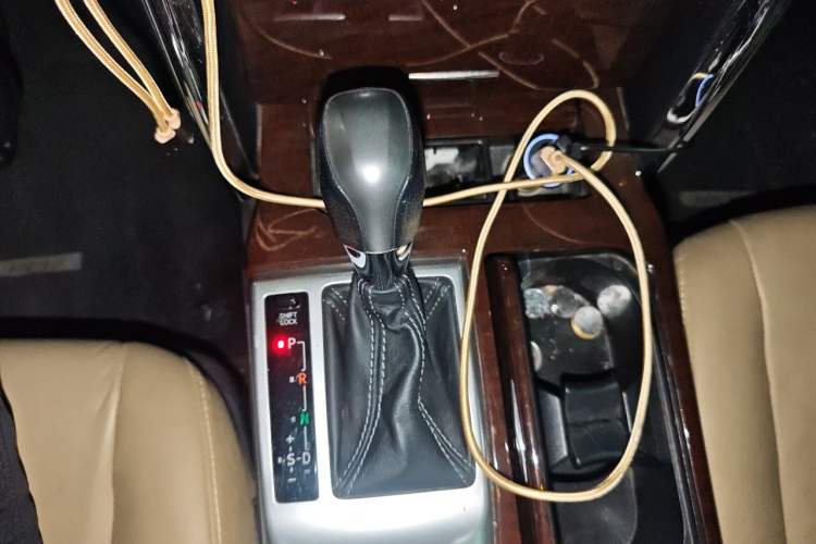 Used Toyota Reiz 2013 2.5V Elite Edition Gear Lever