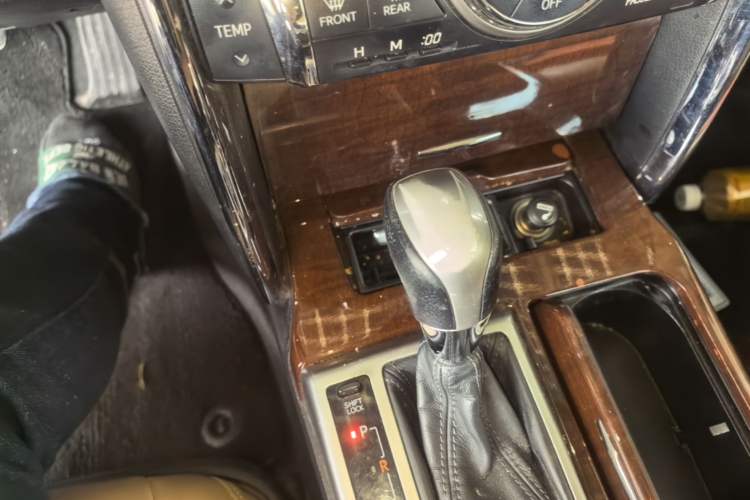 Used Toyota Reiz 2013 2.5V Elite Edition Gear Lever