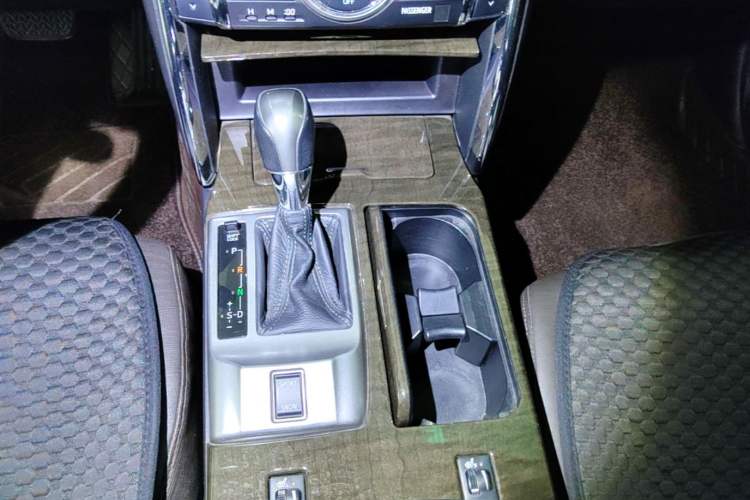 Used Toyota Reiz 2013 2.5V Elite Edition Gear Lever