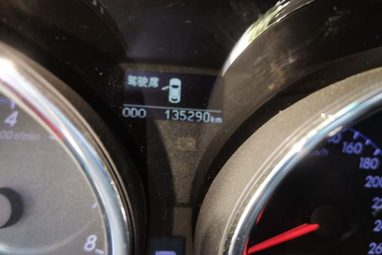 Used Toyota Reiz 2013 2.5V Supreme Edition Odometer Close Up