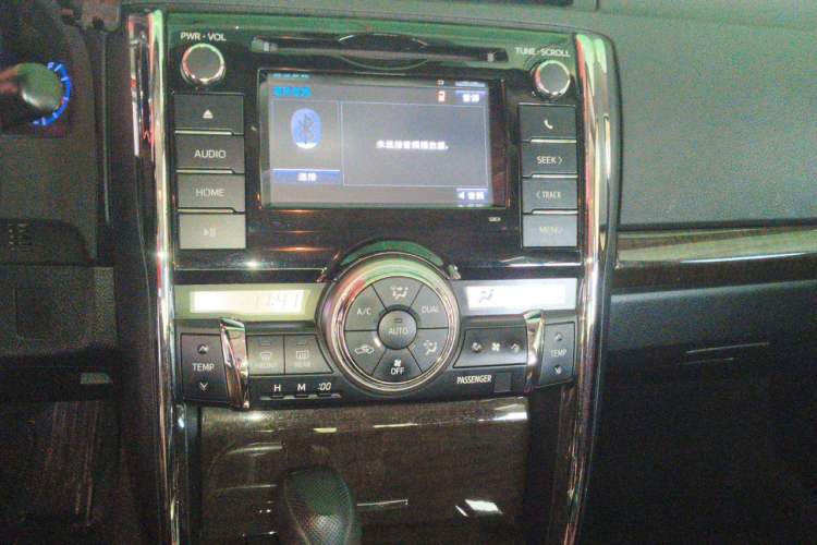 Used Toyota Reiz 2013 2.5S Elite Edition Audio And AC Panel
