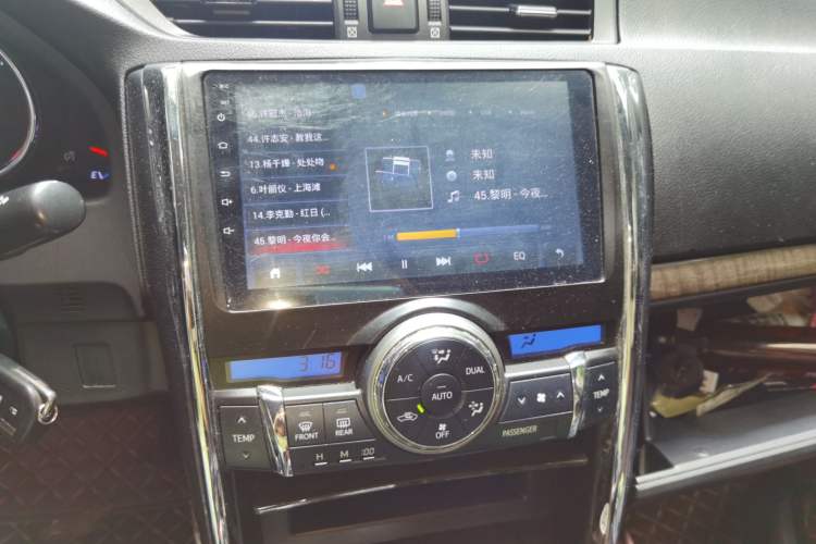 Used Toyota Reiz 2013 2.5S Elite Edition Audio And AC Panel