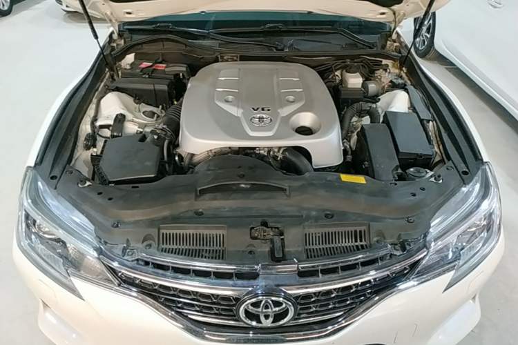 Used Toyota Reiz 2013 2.5V Elite Edition Engine Bay