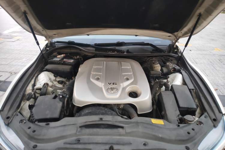 Used Toyota Reiz 2013 2.5V Elite Edition Engine Bay