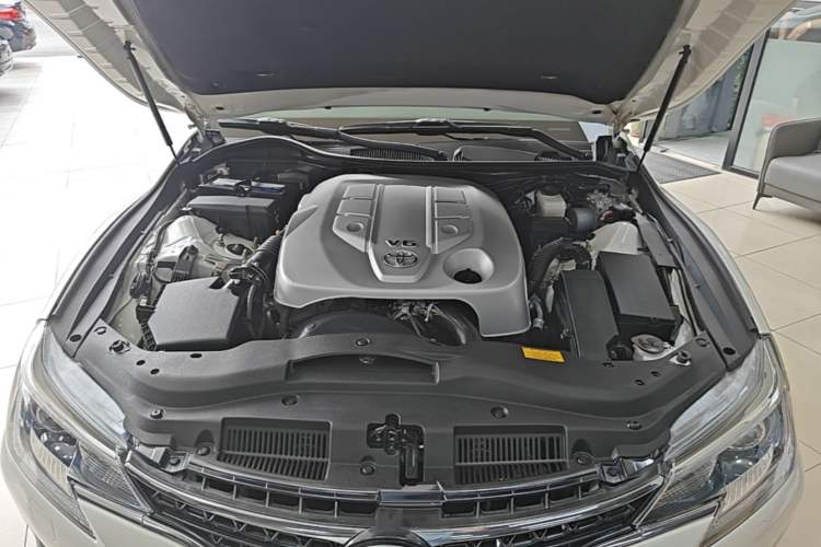 Used Toyota Reiz 2013 2.5V Elite Edition Engine Bay