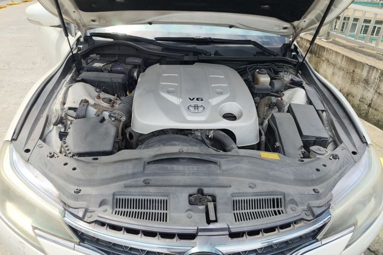 Used Toyota Reiz 2013 2.5V Elite Edition Engine Bay