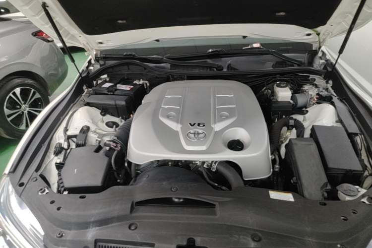 Used Toyota Reiz 2013 2.5V Elite Edition Engine Bay