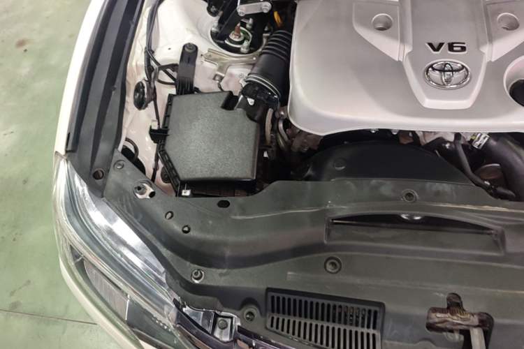 Used Toyota Reiz 2013 2.5V Shangrui Edition Engine Bay Right