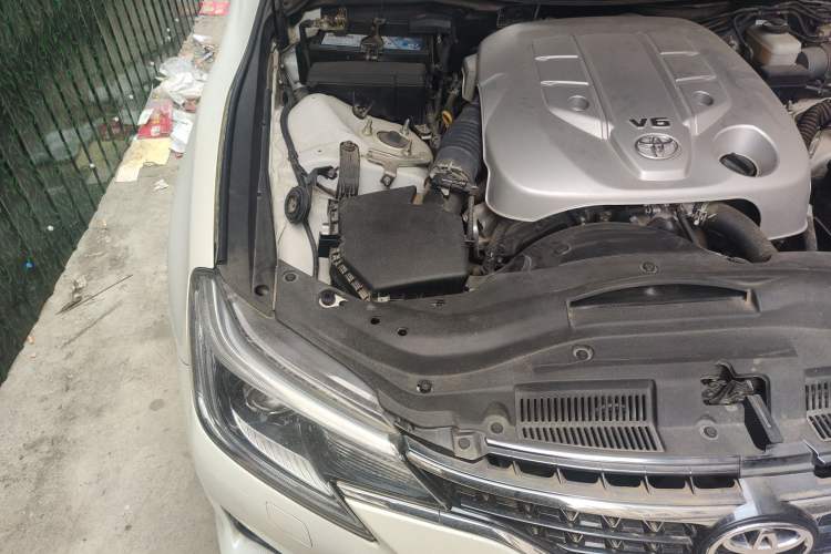Used Toyota Reiz 2013 2.5V Elite Edition Engine Bay Right