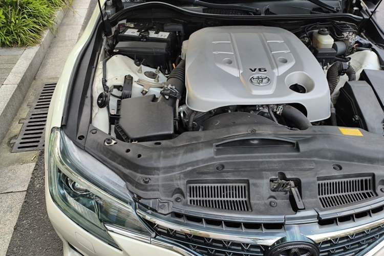 Used Toyota Reiz 2013 2.5S Elite Edition Engine Bay Right