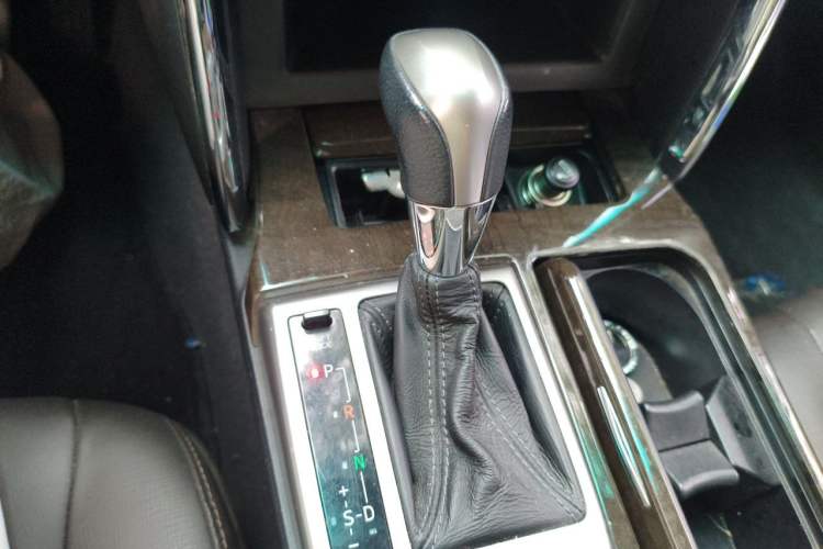 Used Toyota Reiz 2013 2.5V Elite Edition Gear Lever