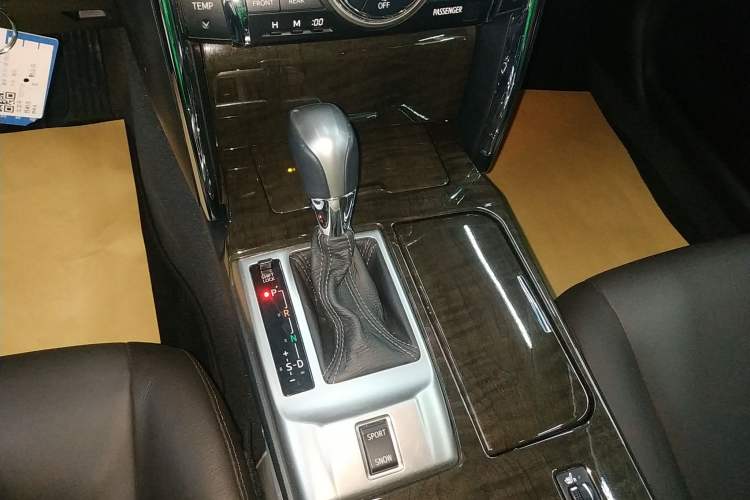 Used Toyota Reiz 2013 2.5V Elite Edition Gear Lever