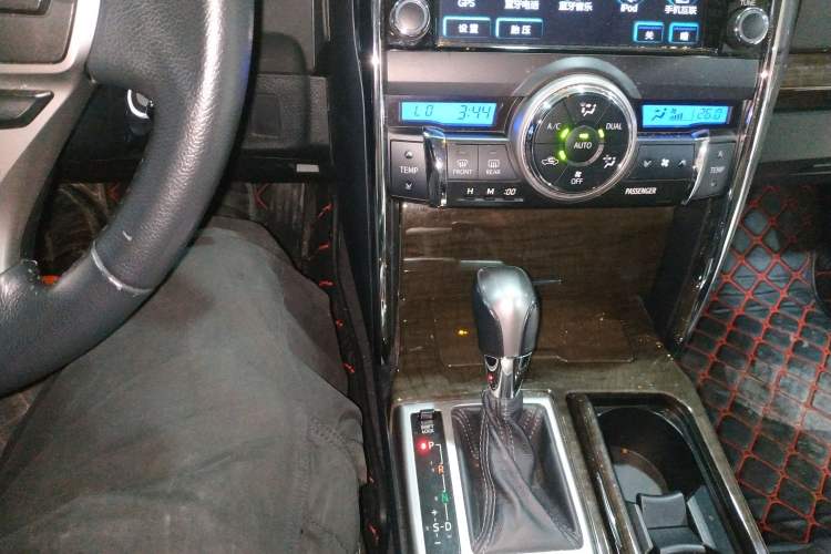 Used Toyota Reiz 2013 2.5V Elite Edition Gear Lever