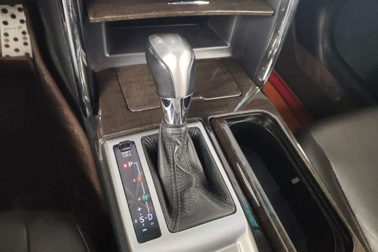 Used Toyota Reiz 2013 2.5V Elite Edition Gear Lever