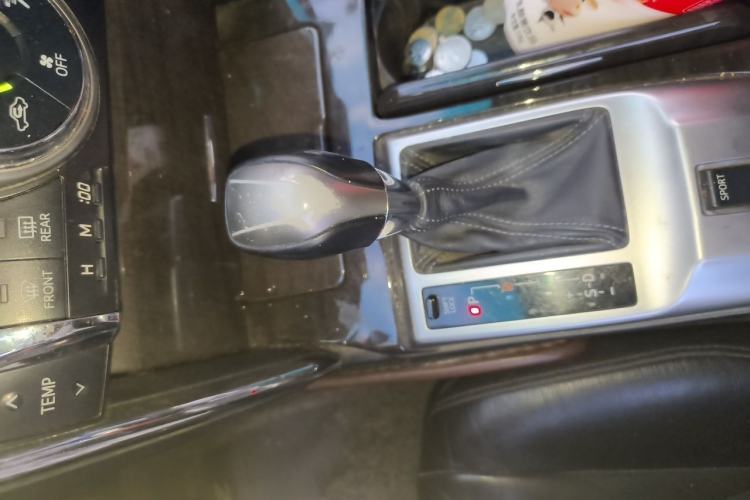 Used Toyota Reiz 2013 2.5V Elite Edition Gear Lever