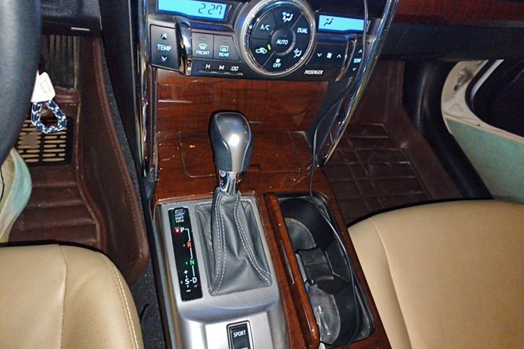 Used Toyota Reiz 2013 2.5V Elite Edition Gear Lever