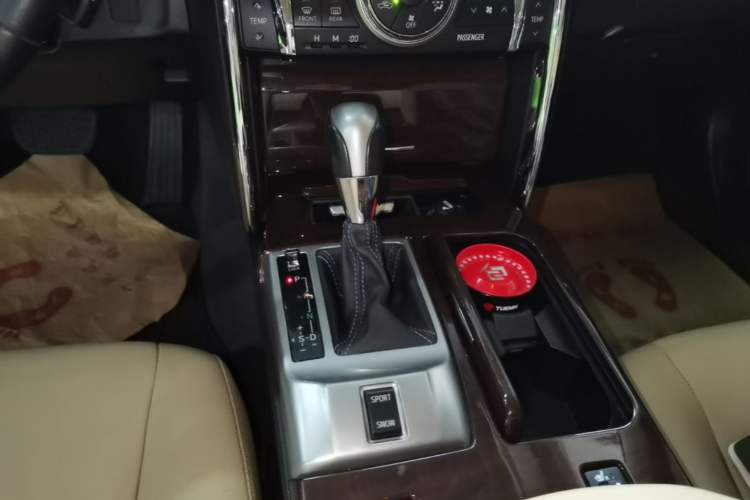 Used Toyota Reiz 2013 2.5V Elite Edition Gear Lever